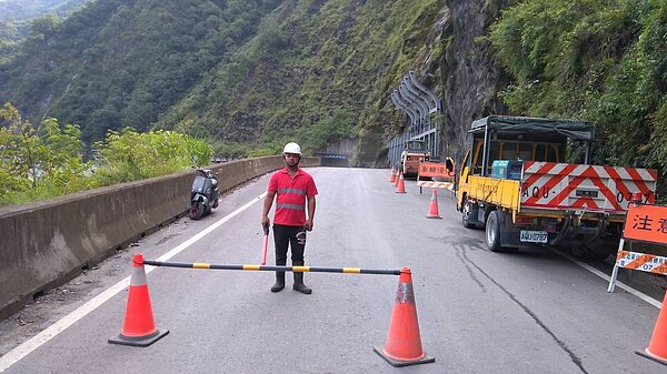 南橫公路梅蘭明隧道路段零星落石變多,公路局人員實施交通管制。 記者徐白櫻/翻攝