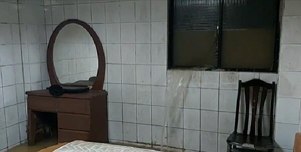基隆山區房子屋外積水嚴重，黃土水更從窗變滲進屋內，導致積水不退險況。圖／截自基隆市議員楊石城臉書