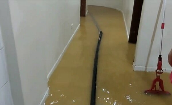 基隆半山腰房子嚴重積水難退。圖／截自基隆市議員楊石城臉書