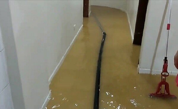 基隆半山腰房子嚴重積水難退。圖／截自基隆市議員楊石城臉書