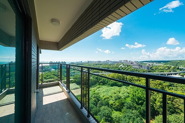 「合新里山紀」基地正面萬坪保護區,有永久棟距。圖/業者提供