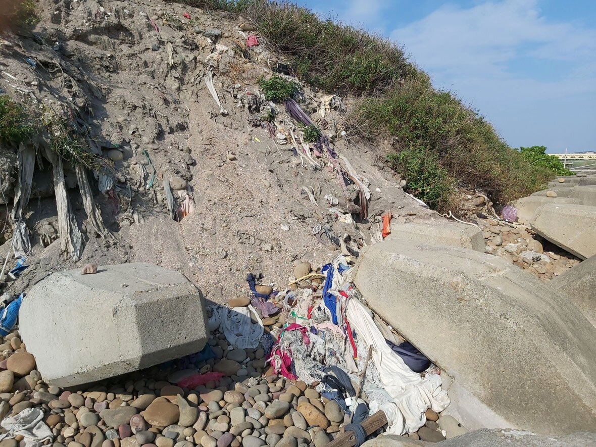 大園區新街溪右岸長期堆積垃圾廢棄物土堆(見圖)沖刷露出汙染海岸嚴重,圳頭里水巡守隊每月淨灘清不完,里長建請趕快清除。記者曾增勳/攝影