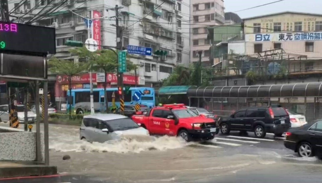 基隆市13日上午降下大雨,大武崙奚水位一度高於基金公路,路面出積積水。記者邱瑞杰/翻攝