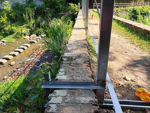 L型腳架還沒打入橋面結構就被要求暫停施工。圖/取自桃園市議員徐玉樹臉書