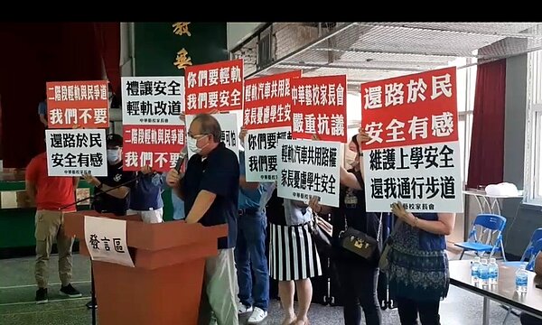 高雄輕軌捷運二階爭議路段，市府9月舉辦5場說明會，不少居民表示反對興建輕軌，沿線中華藝校表達對學生通行安全的擔憂。圖／中華藝校提供