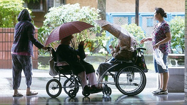 金管會正檢討商品審查規定,主要針對三類保險商品,包括失能扶助險、附保證投資型保單及理賠連結重大傷病卡保單,分別出現損失率過高等問題,進行檢討。示意圖/聯合報系資料照片