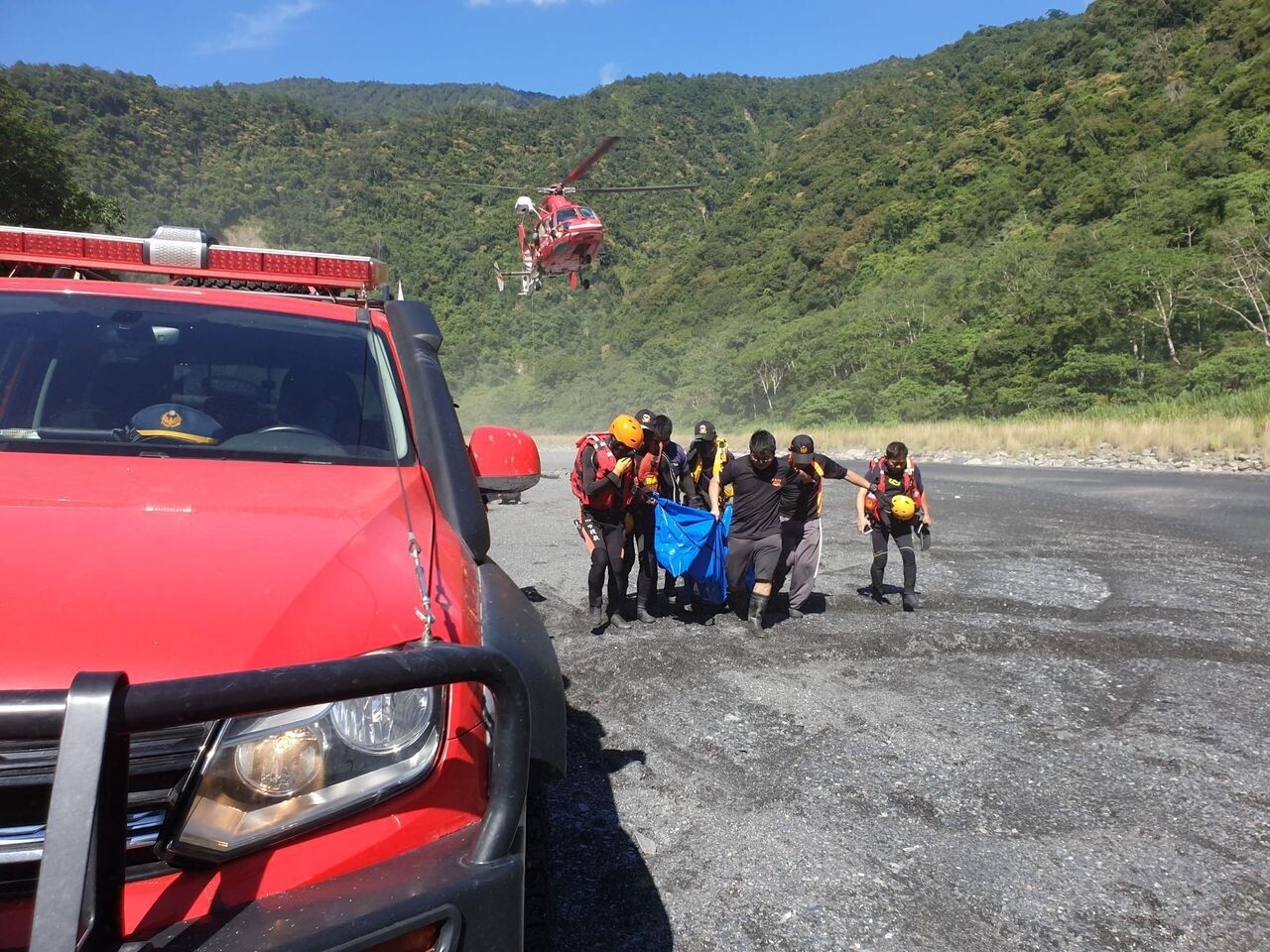 武界壩突放水3死1失蹤，失蹤的盧男遺體今早在河床上尋獲，由直升機吊掛出山區。記者賴香珊／攝影