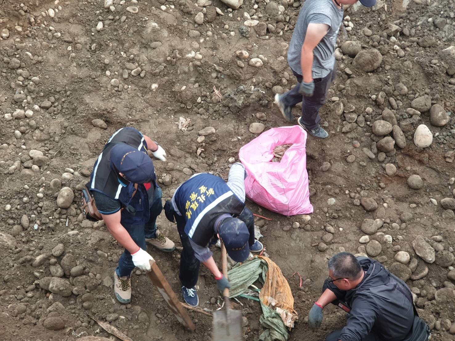 現場將廢棄物挖出後發現水管、泡綿、磚瓦、木板、帆布等土木及建築混合廢棄物。圖／新北市環保局提供