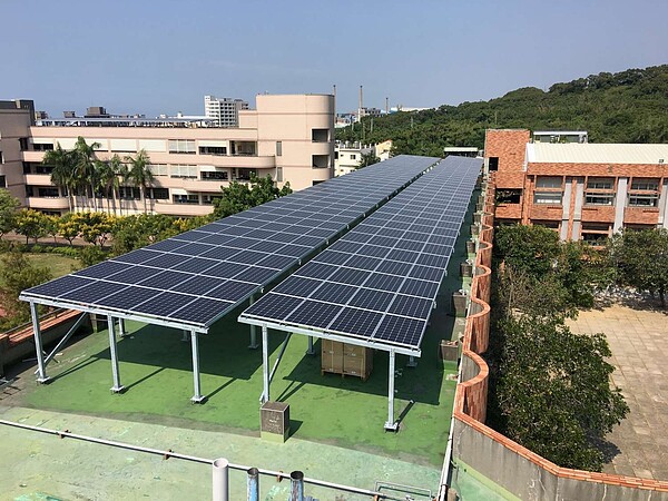 香山高中屋頂設置太陽能光電。圖/新竹市教育處提供