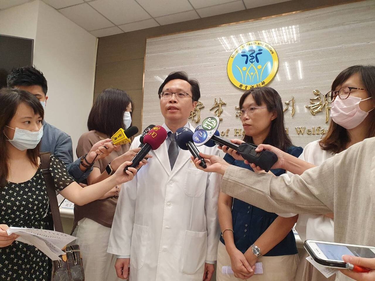 群體健康科學研究所研究員蔡慧如(右)與林口長庚兒童過敏氣喘風濕科醫師姚宗杰(左)研究發現,短期服用類固醇也有副作用風險。記者楊雅棠/攝影