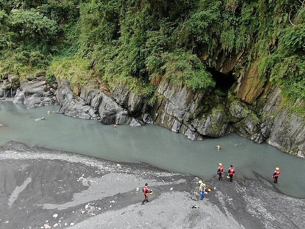 台電大觀發電廠武界霸閘門昨天清晨因不明原因放水,釀4死悲劇,台中市消防局協助提供空拍機搜救。圖/台中市消防局提供