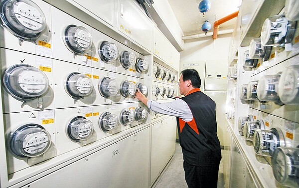 經濟部今(14)日召開今年度第二次電價費率審議會,拍板今年下半年電價不調整,將於10月1日上路,創下史上首次電價「連五凍」。圖/聯合報系資料照片