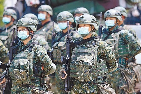 
國軍去年爆發防彈背心採購弊案，得標廠商之一的大同公司狀告國防部，追討被扣除的貨款共6160萬元。圖為防疫期間，官兵著防彈衣戴口罩操演。（本報資料照片）
 