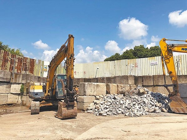 新北推出《裝潢修繕廢棄物清除處理計畫》,只要業者提出申請並接受輔導,即能暫時合法處理廢棄物。(新北市環保局提供/葉德正新北傳真)