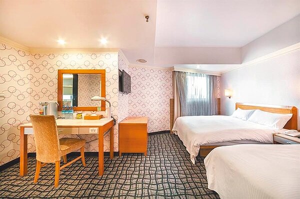 交通部觀光局昨修正防疫旅宿實施要點，補助期限延長至今年底，補助費用自10月起降至800，補助對象縮減為本國籍與持永久居留證者。圖為防疫旅館房間。（台北市觀傳局提供／張立勳台北傳真）