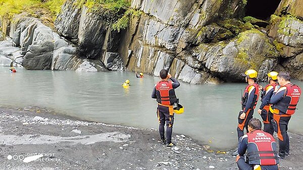 台中市警義消連2天挺進救援,沿著溪床深溝、草堆等搜索,另由事故地點上游向下搜索。圖/台中市消防局提供