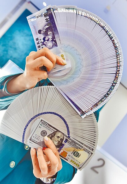 新台幣強勢升值,傳出中央銀行祭出「限賣令」,央行強調是「善意勸導」單次掛單金額不宜過大,並非禁令。(中時電子報資料照)