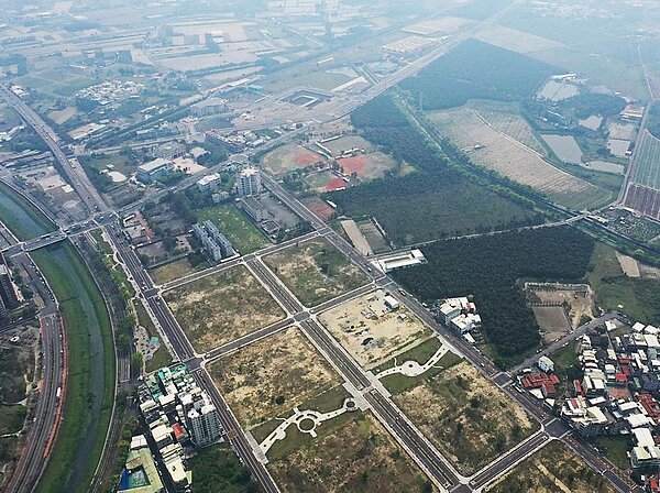高雄岡山87期重劃區土地空拍圖,其中1.3公頃土地將用來規畫社會住宅,700戶只租不賣。圖/高雄市都發局提供