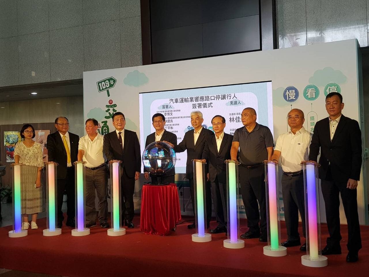 交通部邀各汽車運輸業代表簽署落實「路口停讓行人宣言」,號召運輸業駕駛人共同響應。記者彭宣雅/攝影