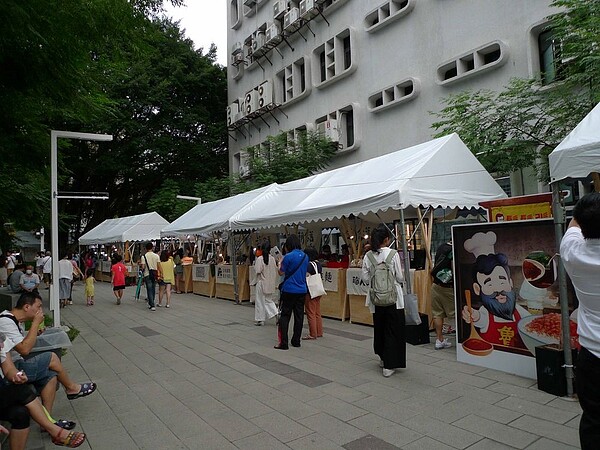 潮念舊生活節市集設有許多新北特色攤位歡迎民眾週末來逛街（文化局）。圖／新北市政府文化局提供