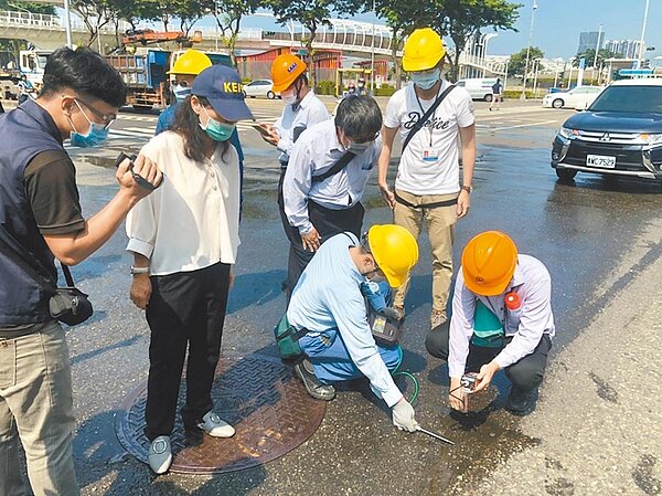 針對前鎮乙烯外洩事件,高雄市環保局14日以灑水方式,檢測路面有無氣泡異常狀況。圖/高雄市環保局提供