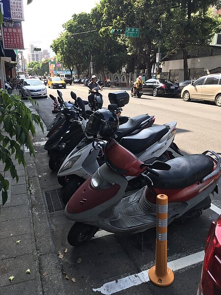 議員質疑,台北市機車停車全面收費,是要處理使用者付費?還是降低私人運具持有率?正因政策單點推動毫無配套,恐讓力推的大眾運輸政策破功。圖/台北市議員林亮君辦公室提供