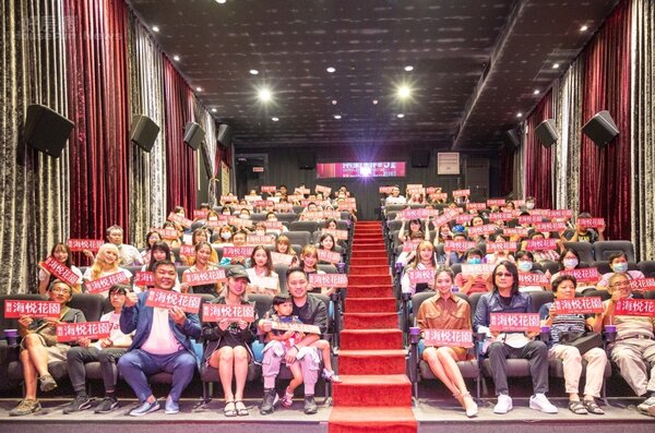 科達機構首度與電影界結盟合作，9月12日在台北市西門町今日秀泰影城舉辦國片「海霧」首映包場，邀請「新莊海悅花園」及「日日東森」逾200位已購客戶看電影。照片科達機構提供