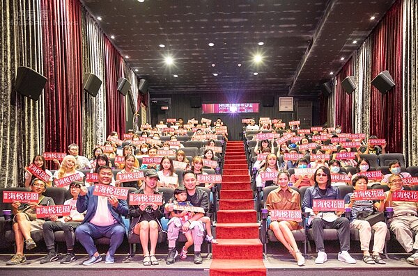 科達機構首度與電影界結盟合作,9月12日在台北市西門町今日秀泰影城舉辦國片「海霧」首映包場,邀請「新莊海悅花園」及「日日東森」逾200位已購客戶看電影。照片科達機構提供