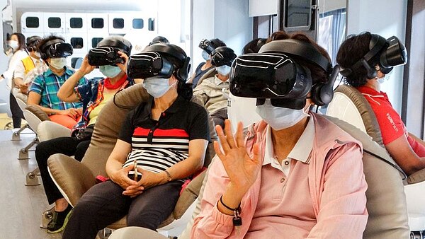 人間公益影展今年再度替高雄地區銀髮族,帶來VR電影體驗,現場長者熱情參與。圖/永慶房產集團提供