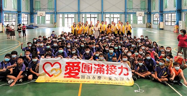 偏鄉國小巡迴影展邀請了上百位小朋友,一同和永慶不動產夥伴欣賞電影。圖/永慶房產集團提供