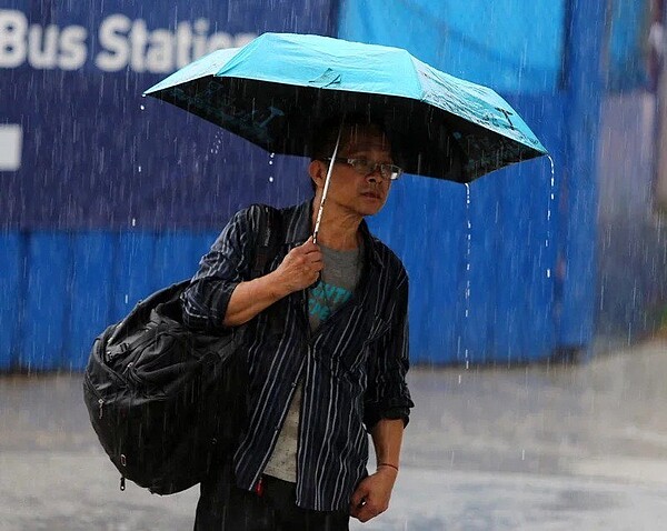 氣象局表示，今、明兩天台灣東南部地區及恆春半島有局部短暫陣雨，其他地區及澎湖、金門、馬祖為多雲到晴，午後南部地區及其他山區有局部短暫雷陣雨。圖／聯合報系資料照