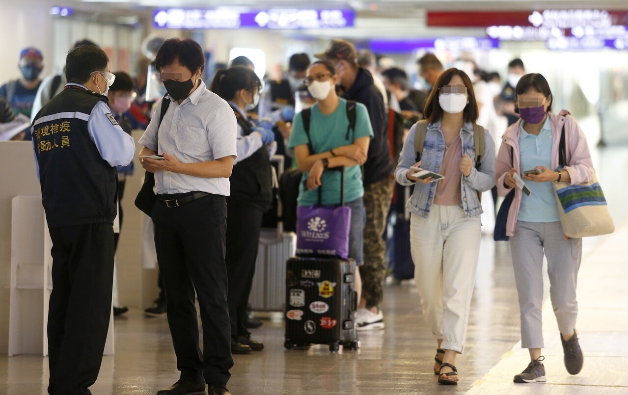 入境旅客是否可攜帶醫用口罩，最多攜帶幾片？海關、國貿局及食藥署竟各吹各的調。圖為衛福部疾管署檢疫官在桃園機場執行入境旅客檢疫作業情形。記者陳嘉寧／攝影