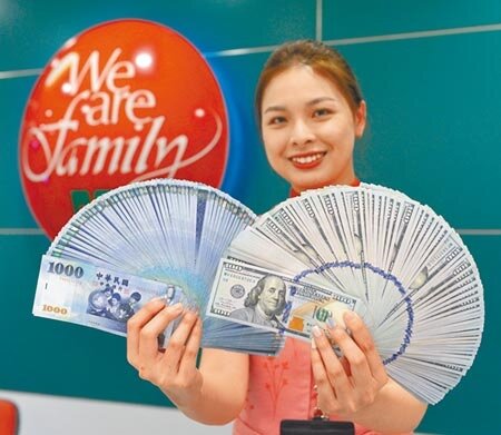 股匯雙漲，新台幣連2日突破29.5元的「楊金龍防線」。圖為中國信託銀行員工清點美金、新台幣。（中時資料照片）