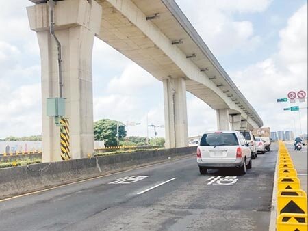 桃園市議員徐景文建議,中豐北路通往青埔地區的測速照相桿應調整速限。(呂筱蟬攝)