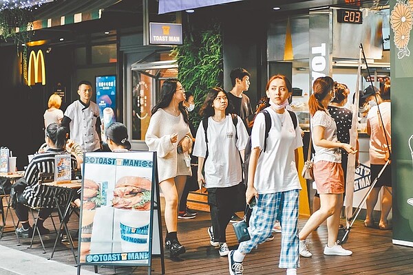 亞洲開發銀行預測台灣今年經濟成長將居亞洲四小龍之首。圖為民眾逛街的畫面。(郭吉銓攝)