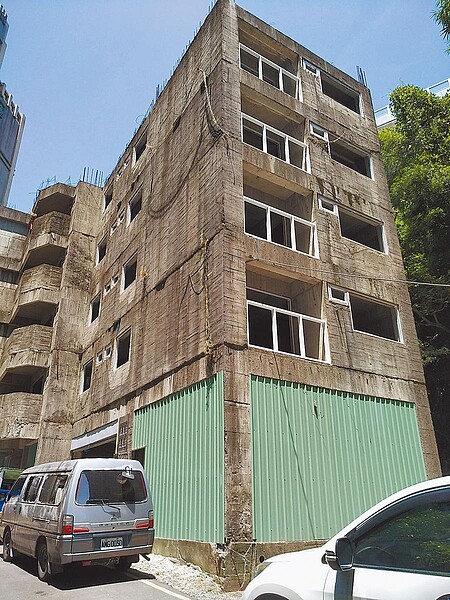 新莊新北大道建案,因為內部糾紛停工至今,市府正全力協調,盼解決糾紛。圖/新北市工務局提供