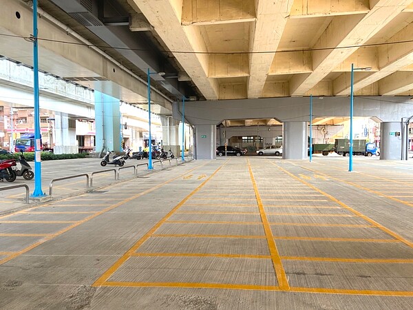 板橋長江路機車停車區17日起試營運,10月起正式收費。圖/新北市交通局提供