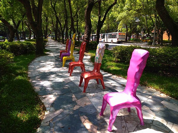 「鳥籠外的花園」家具椅全新彩繪創作。圖／台北市公園處提供