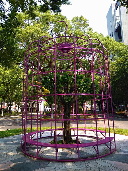 「鳥籠外的花園」營造出獨特造型及空間分割。圖/台北市公園處提供