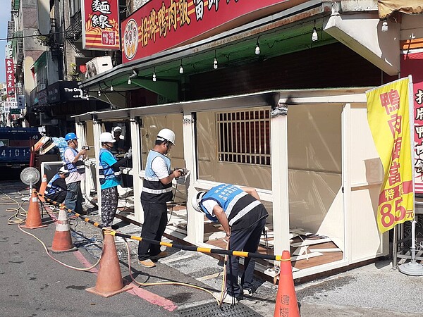 新北市永和一處違建拆完又蓋,遭到拆除大隊再次拆除。圖/新北市工務局提供