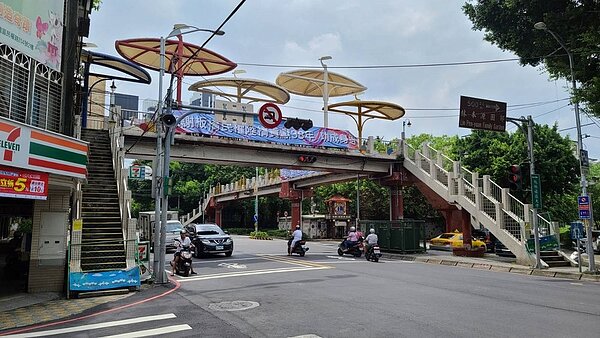陪伴板橋人38年的民權陸橋拆除前模樣。圖／新北市政府提供