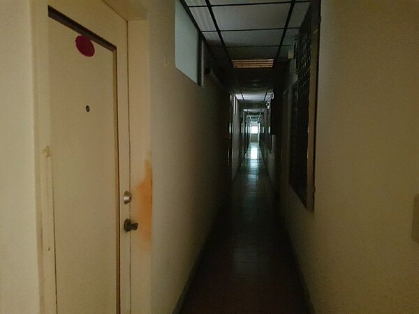 淡水區英專路違章建築則是整幢違法套房出租,且高達93房69衛面積約1200平方公尺,新北工務局將收取75萬元拆除費用。圖/新北工務局提供