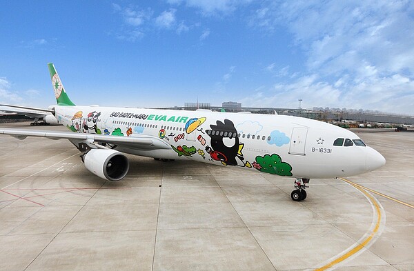 長榮「雙十同遊專機」由耍酷天王酷企鵝首次擔綱最佳男主角,彩繪雙機特別以BR5920(我就愛你)為班號。圖/長榮航空提供