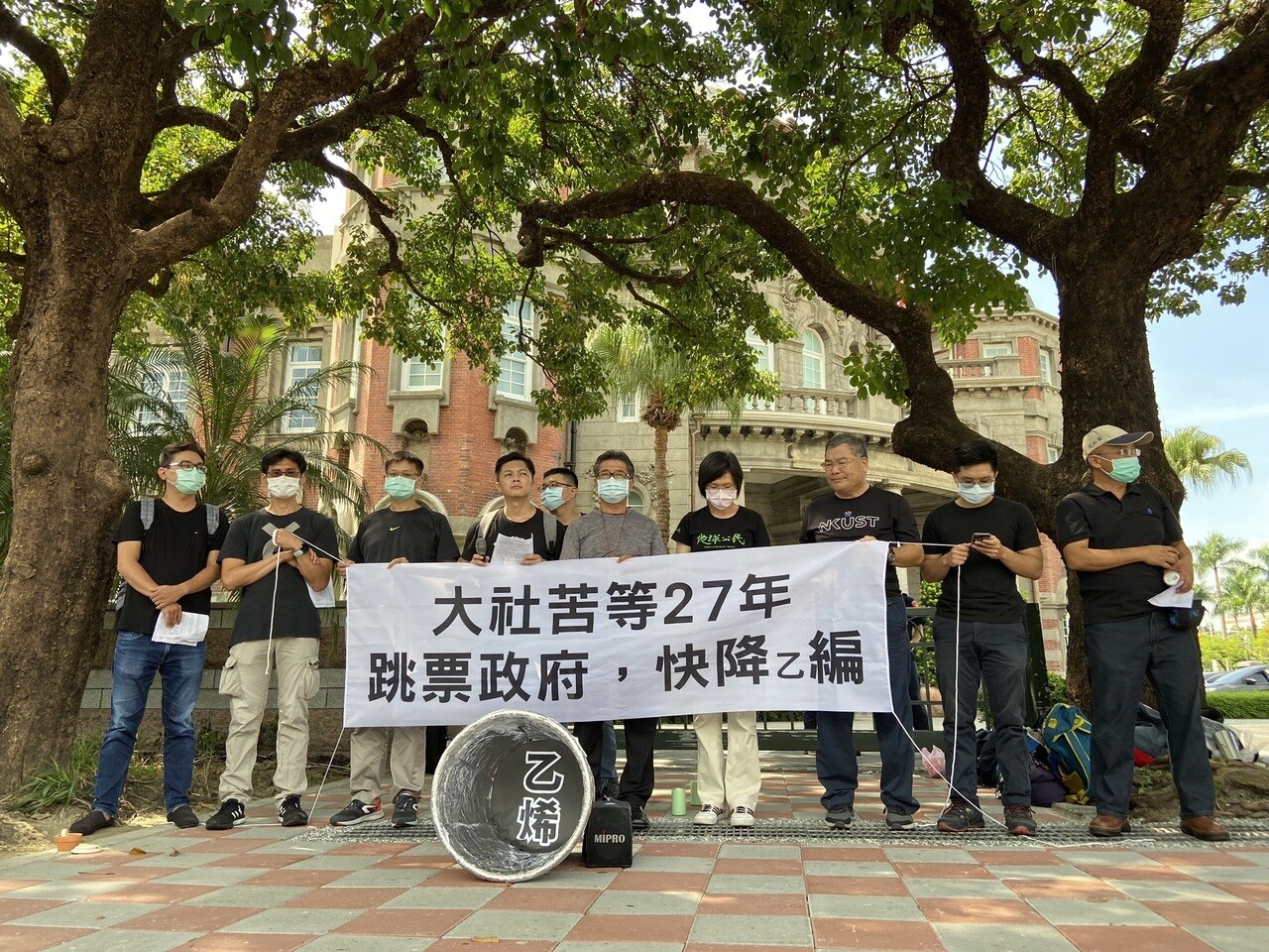 公民團體北上監察院，針對大社工業區降乙編案進行陳情。記者蔡晉宇／攝影