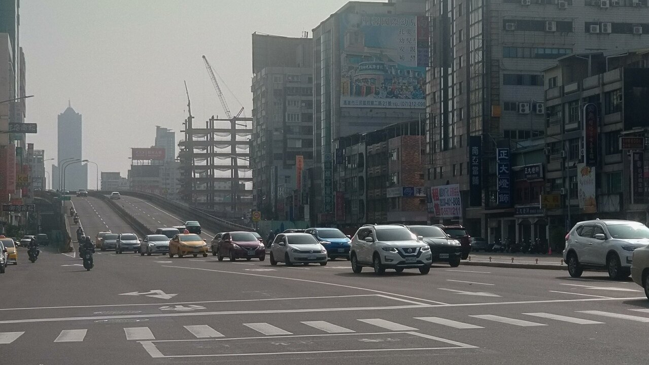 高雄鐵路地下化第二階段工程中，交通要道、車流量大的中博高架橋預定明年2月底拆除。記者蔡孟妤／攝影 