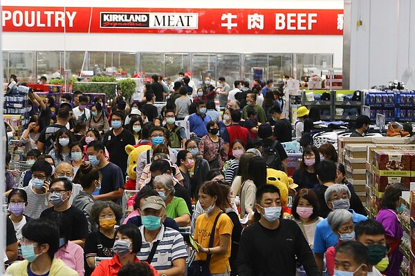 台中市北屯區發展快速,北屯機廠附近的好市多賣場假日滿滿人潮,道路承載量吃緊,市府正設法解套。記者黃仲裕/攝影