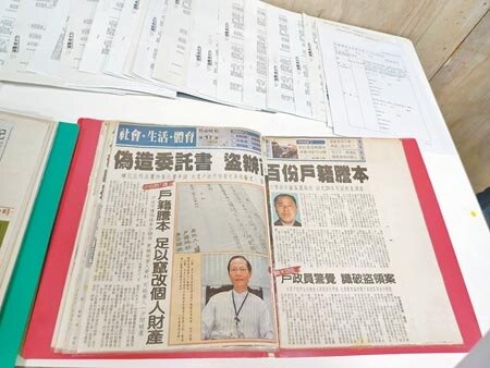 檢警破獲胡嫌等3人,「假債權、真奪產」犯罪型態,金額達25億6000萬元;警發現胡嫌平日剪報,研究各種詐騙手法,且被害人大多為住帝寶的富商。(張妍溱攝)