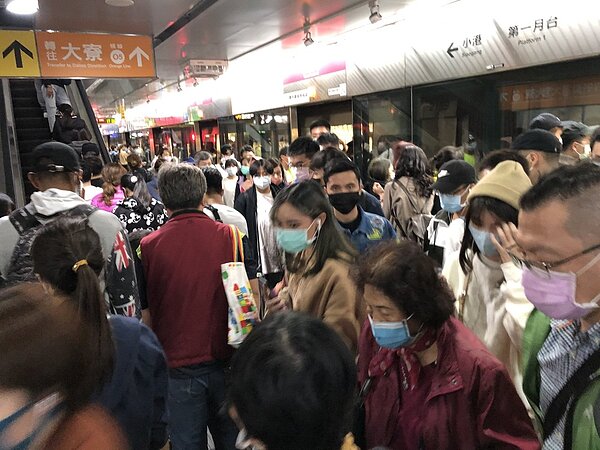 高雄捷運以往跨年湧入不少人潮。圖／高雄捷運公司提供