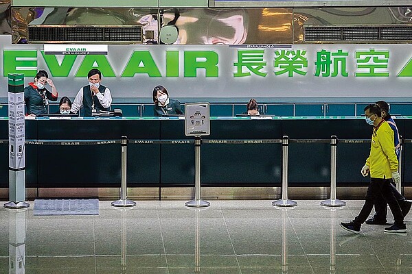 圖為長榮航空報到櫃台。(陳麒全攝)