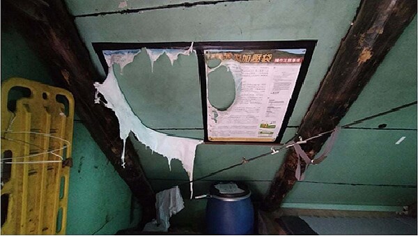 玉山國家公園獲報,有山友在圓峰山屋室內炊煮,用火不慎竟然把山屋的PAC使用說明圖給燒融了。圖/玉管處提供